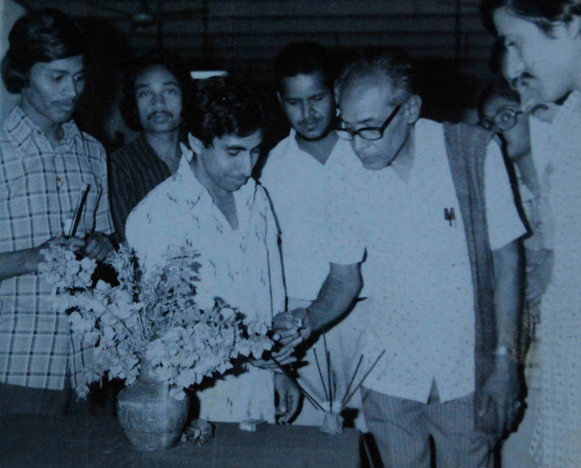 Sh. Kanji Lal enaugurating my sketch exhibition at B.H.U. campus by Registration Dunia